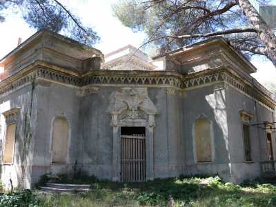 La struttura, caratterizzata da eleganti cornicioni dorati, fu edificata a fine 800 dall'ingegnere Luigi Colonna come residenza agricola e acquistata in seguito dalla Ferrero, azienda di dolciumi che come abbiamo scritto tempo fa aveva proprio qui un suo stabilimento